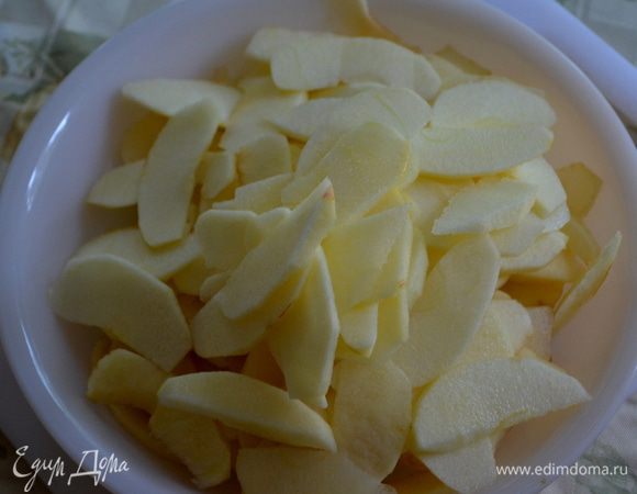 Разогреть духовку до 200гр.
Яблоки очистить и  порезать тонкими пластинками.