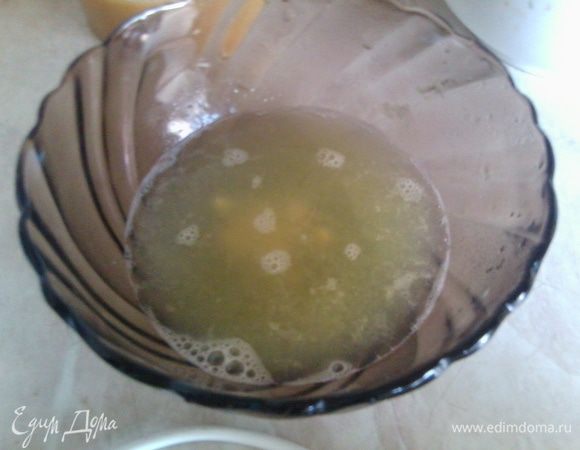 Выжать сок из лимона.