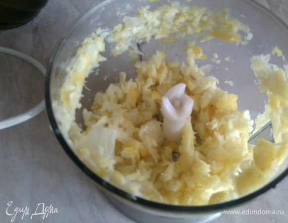 Выжатый лимон мелко измельчить в блендере.