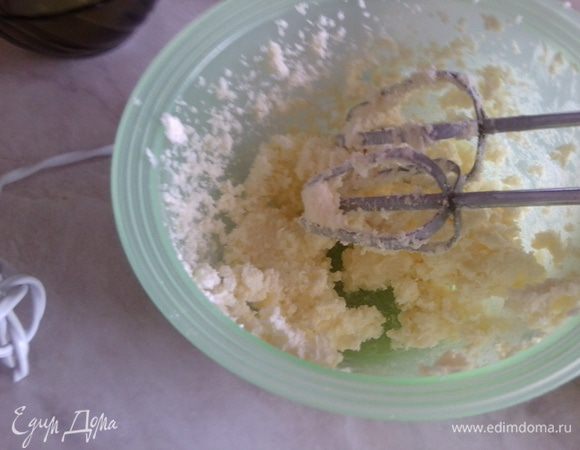 Масло растереть с сахаром.