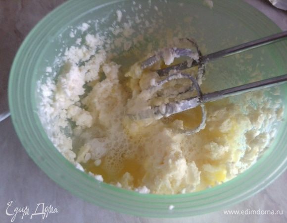 Взбить в смесь яйца,всыпать соду,влить лим.сок.Взбить миксером.