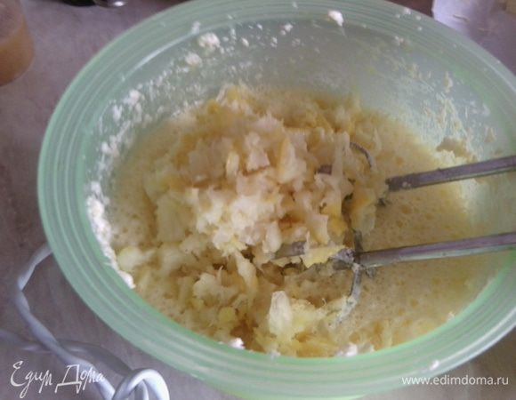 Выложить лимонные "цукаты".Еще раз взбить.