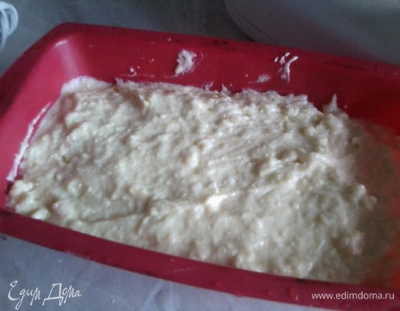Тесто выложить в смазанную маслом форму.Выпекать при 180*С 30-40 минут.