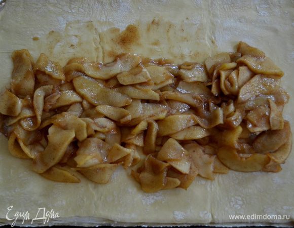 Дадим остыть яблокам.
Затем выложить начинку поверх теста.Закроем тестом.Можно разрезать края с 2х сторон теста и сделать в виде плетенки,накладывая друг на друга .
Смажем 1 стол.л растопл.слив.масла,сверху присыпаем 2 стол.л сах песка. Сделаем небольшие порезы в тесте ножом для вентиляции.Поставим в духовку на 35-40мин.