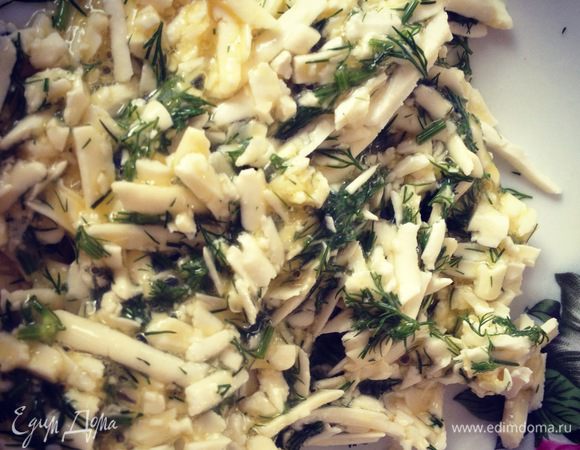 Брынзу вымачиваем, чтобы она стала менее солёной. Трём на тёрке, добавляем яйцо, перчим и добавляем укроп. Обе начинки ( морковь с кабачком и сырную) соединяем вместе. 