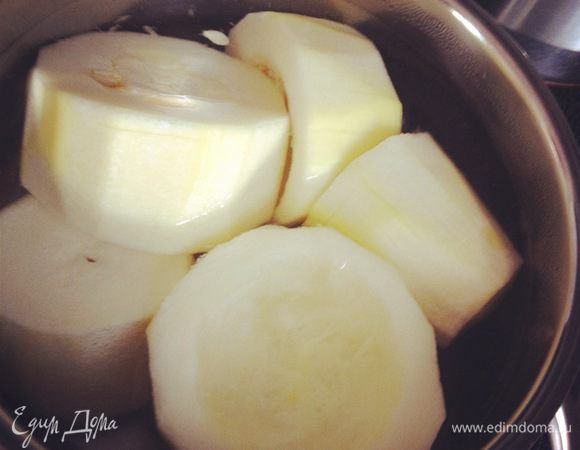 Стаканчики из кабачков отвариваем минуты 4 в подсоленной воде, после чего начиняем их начинкой. Сверху посыпаем сыром. 