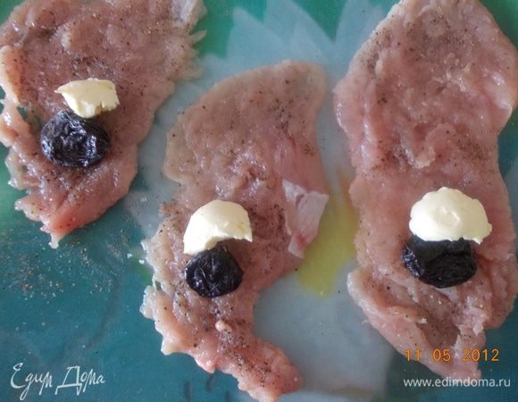 Каждый кусочек посолить и поперчить. Сверху положить масло и чернослив.