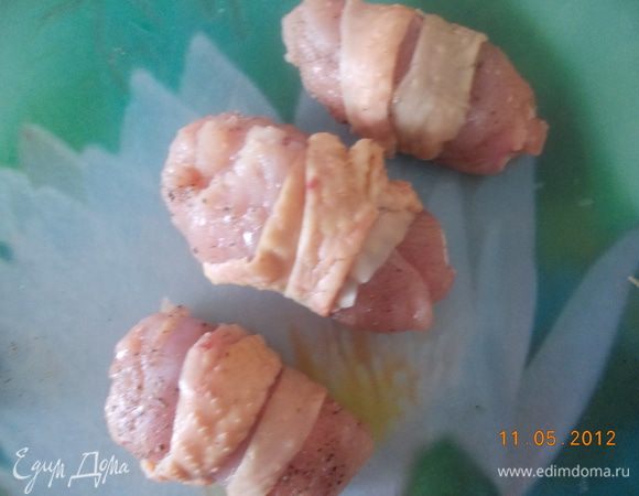 Завернуть рулетом, а затем в куриную шкурку (порезанную на полоски). обмакнуть в кунжут. Жарить под крышкой, на медленном огне.