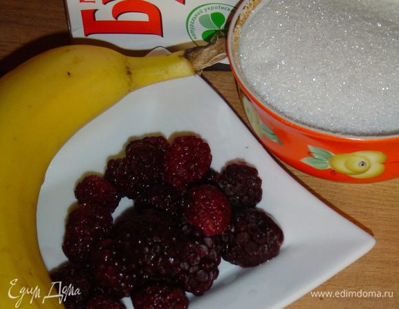 Банан очищаем, нарезаем небольшими кусочками и складываем в блендер, туда же помещаем ежевику.