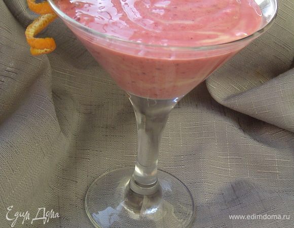 Так же в блендер добавляем сахар и молоко, взбиваем в течении 3-х минут,а затем разливаем по бокалам.
Такой смузи оценят Ваши дети, да и взрослые будут довольны!