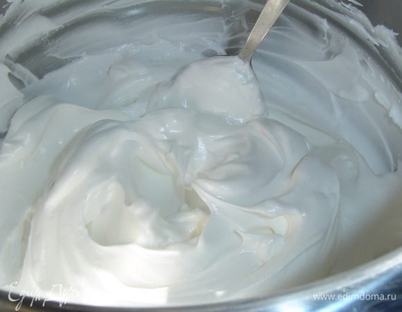 Охлажденные белки взбиваем, постепенно добавляя сахар, до устойчивых пиков. В конце взбивания добавляем лимонный сок.