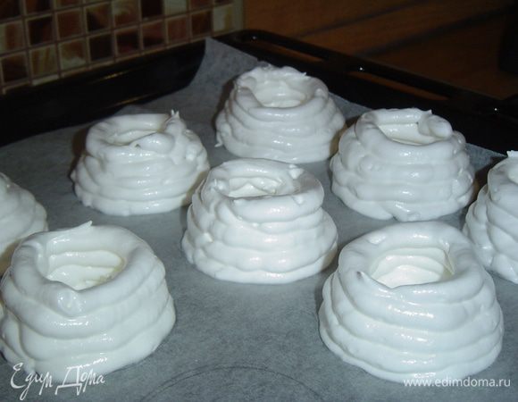 Подготовленные "корзиночки" сушим в духовке при температуре 100 гр. около 3 часов(это зависит от Вашей духовки), главное,чтобы "корзиночки" стали сухими. Они получаются нежными и белоснежными!