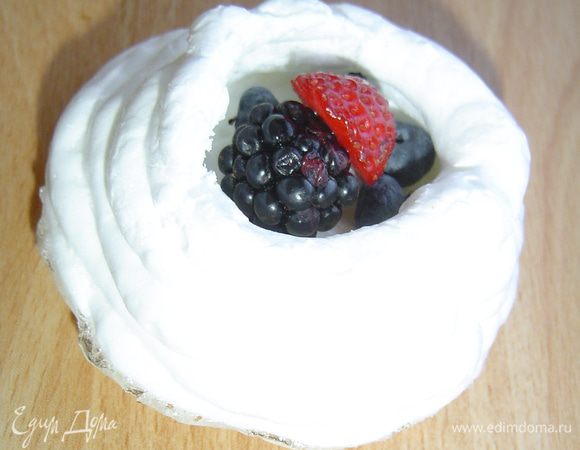 Пока корзиночки остывают мы взбиваем сливки с сахаром и подготавливаем ягоды.
На дно корзиночек кладем немного ягод, а сверху выкладываем шапочку из взбитых сливок, сверху помещаем ягоды.