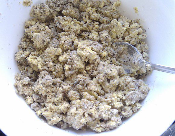 Добавить замоченную кукурузную муку и замесить тесто. Тесто очень хорошо и быстро вымешивается. Сначала будет рассыпчатым, затем примет однородную массу. 

