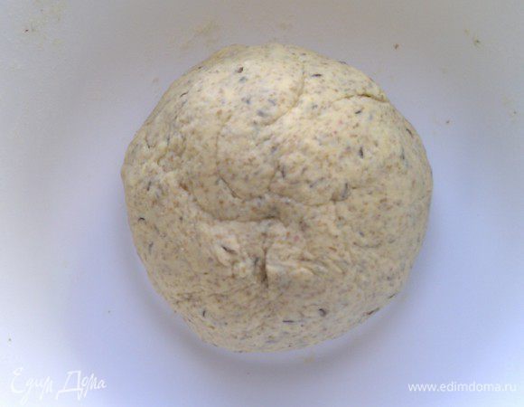 
Оставшиеся 50 гр муки добавляем постепенно, у меня иногда остается немного. Тесто должно хорошо формоваться.