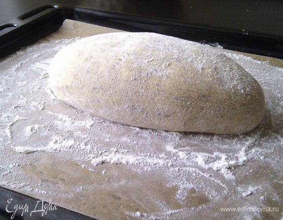 Формуем хлеб желаемой формы и выкладываем на противень на пергаментную бумагу. Оставляем подниматься на 40 минут, лучше в духовке на программе расстойки теста при 40 градусах или  просто в теплом месте, накрытым полотенцем. В таком случае тесто может подольше подниматься. 