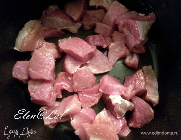 Мясо нарежьте довольно крупно и обжарьте в мультиварке на растительном масле в режиме выпечка 20 минут.