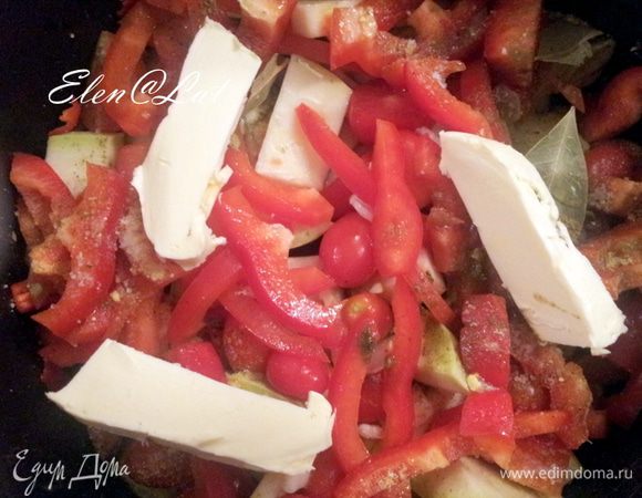 Здесь самое интересное: на рагу выложите крупно нарезанное сливочное масло. И влейте полстакана воды. Закройте мультиварку и ставьте режим тушения. Оставьте тушиться на 1,5 часа, не мешая и не открывая мультиварку. Когда блюдо будет готово, оставьте настаиваться еще минут на 30. А затем подавайте к столу.