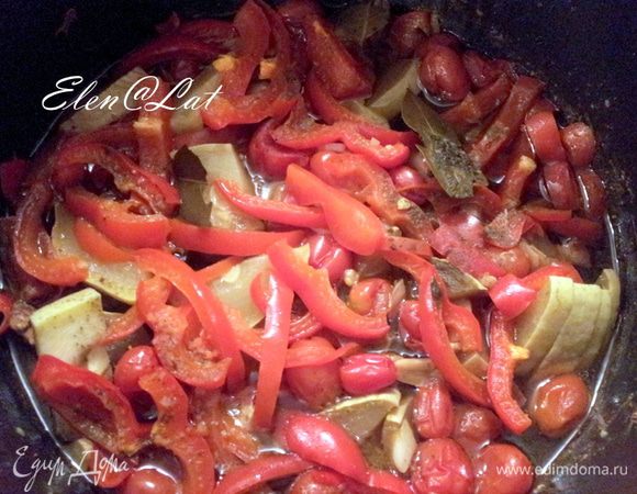 Очень ароматное мягкое мясо с нежными овощами. Попробуйте, очень вкусно. Конечно, очень вкусно и с гарниром, но мы предпочитаем есть такое рагу просто вприкуску со свежеиспеченным хлебом.