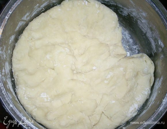 Для теста смешиваем сметану с мукой. Муку всыпаем постепенно, так как густота сметаны разная и может понадобиться разное количество муки.
Готовое тесто отправляем в холодильник на 2-3 часа.