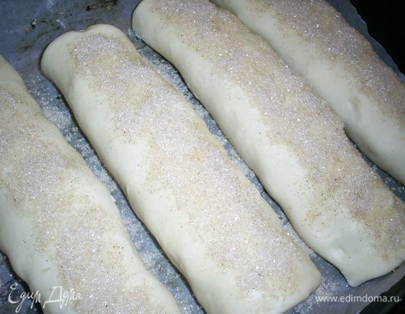 Выкладываем наши вертуты на противень смазанный маслом или на пергамент и посыпаем их смесью сахара и корицы. Выпекаем в разогретой до180 градусов духовке 30-40 минут.