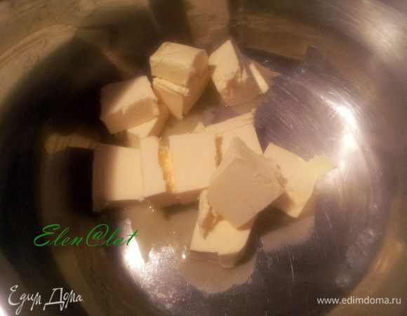 Готовим лимонный крем. для этого надо растопить сливочное масло.