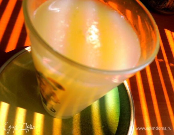 Как и обещала,спустя два дня дегустирую щипучий квас и фотографирую!!!Он мало изменился по цвету,но,когда наливаешь-шипит,а потом успокаивается,но пузырьки чувствуются...