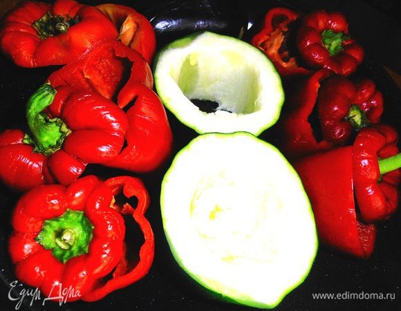 Промываем,очищаем их,только крышечки у перцев оставляем желательно с веточкой!