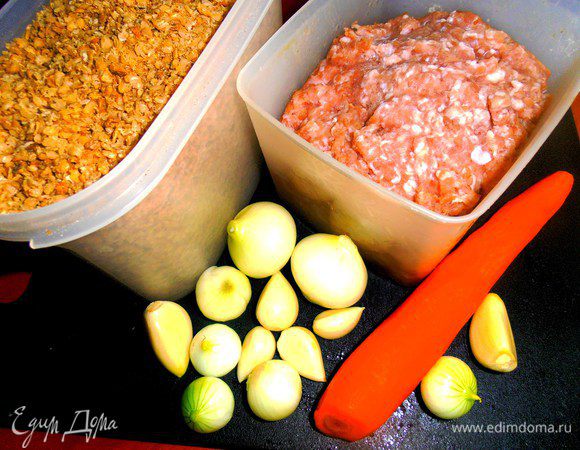 Фарш у меня был свиной,на это количество хватит грамм 200 сухих гречневых хлопьев(или гречки,тогда её надо отварить до полуготовности!)