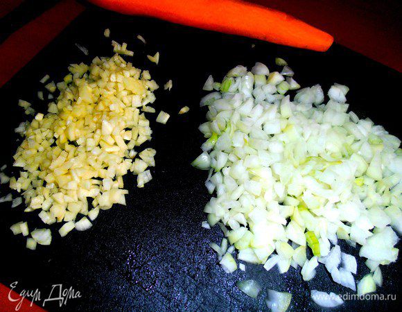 Нарезаем лук-чеснок...