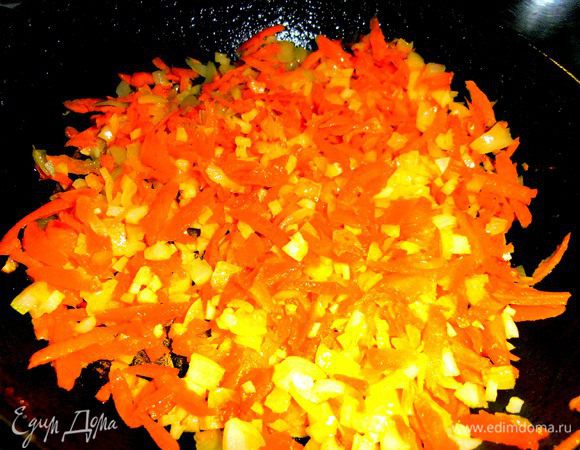 Обжариваем всё вместе на оливковом масле...