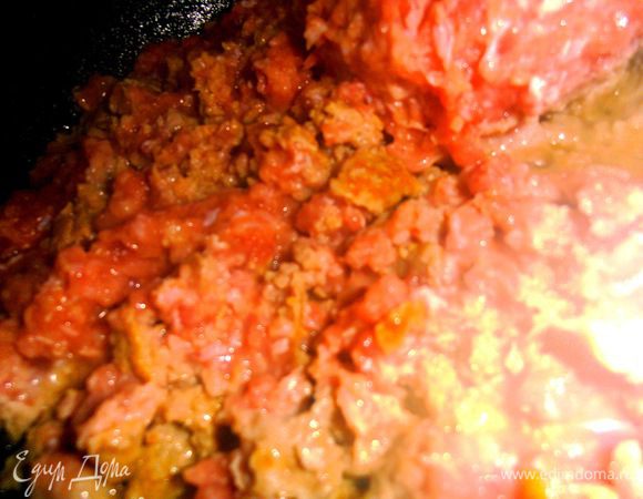 В этой же сковороде слегка обжариваем фарш,разминая его вилкой...