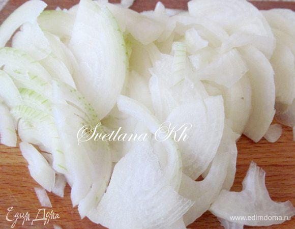 Лук нарезаем тонкой соломкой и поджариваем на растительном и сливочном масле. Масло смешиваем на сковороде. Как только лук станет прозрачным - добавляем тыкву.