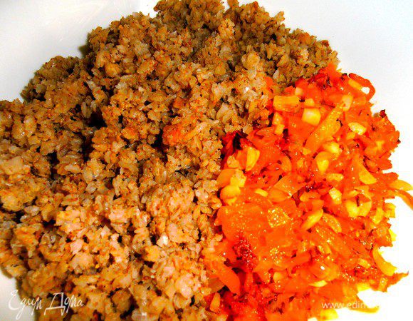 Соединяем гречку,морковь,лук,чеснок...