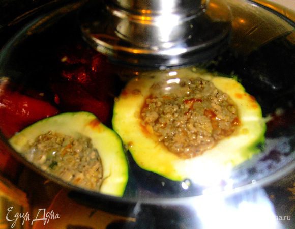 И накрываем крышкой.На медленном огне оставляем на час...