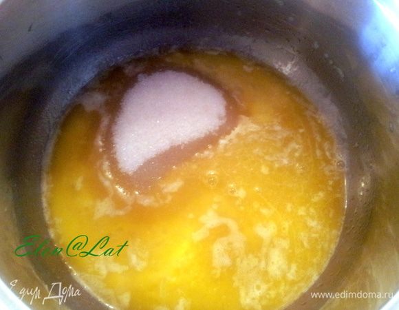 Снимите с огня, добавте сахар, лимонный сок, цедру и соль. Взбейте с желтками до получения однородной массы. Поставьте посуду на средний огонь и, помешивая, доведите до загустения (6 мин.). Не дайте массе закипеть.