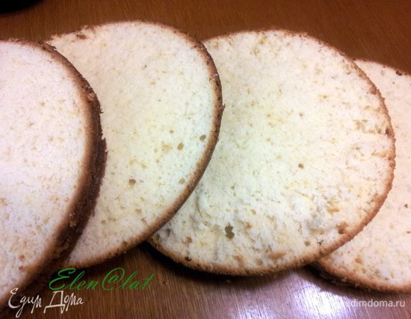 Бисквит делим на четыре части.