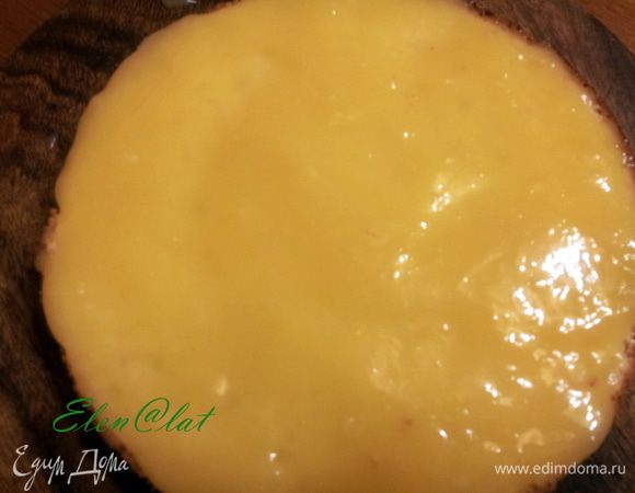 Собираем торт, промазывая все части кремом. Торт можно покрыть глазурью, для этого: Взбить миксером  масло с лимонной цедрой до воздушного состояния. Постепенно, частями, добавьте сахарную пудру, взбивать до однородности.
 Добавьте лимонный сок и взбивайте еще 1 минуту. Все глазурь готова. теперь ею можно покрыть торт и украсить по желанию, допустим спиральками из цедры лимона. К сожалению фотки с глазурью у меня нет т.к делала более праздничный вариант с мастикой и кому интересно расскажу как. 