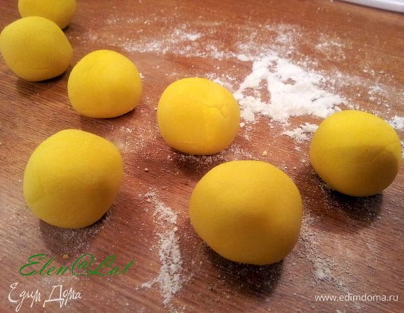 Теперь делаем лимончики. у меня мастика желатиновая + мармышковая. Из желтой мастики катаем шарики. 