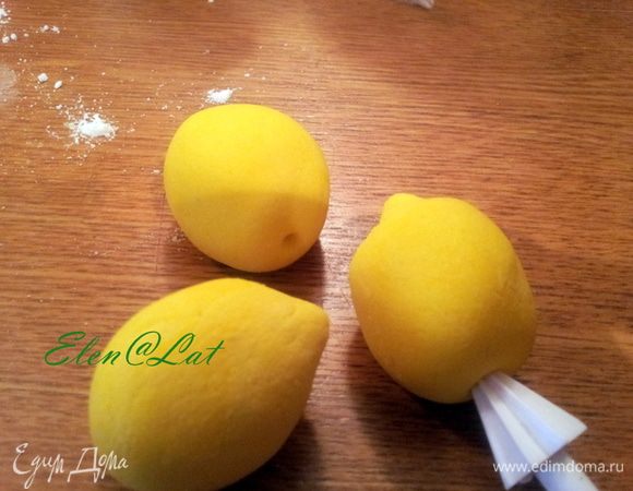 Шарикам придаем форму лимончика, и с одной стороны лделаем дырочку, как на фото.