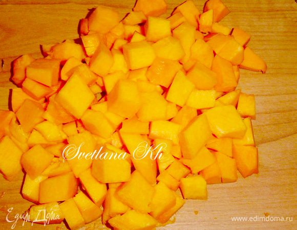 Тыкву нарезаем очень мелким кубиком, не трем на терке. Она должна быть рассыпчатой. Добавляем тыкву к луку. Немного тушим, минуты 3. Добавляем соль, сахар и черный перец. Тыква должна стать приятно сладко-соленой. Важно соблюсти баланс соли и сахара. Это не сладкое блюдо и важно ее правильно посолить, но не перестараться. Я обычно добавляю всего понемногу (соль, сахар) и пробую, как только мне станет вкусно - достаточно. Перчик придаст незабываемой пикантности. Начинка готова. Тыкву до полной мягкости не доводим.