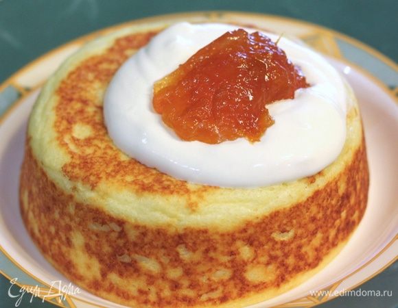 Все очень просто, смешиваем творог, молоко и разбиваем погружным блендером до однородной массы. Таким образом запеканка будет более нежная на вкус.