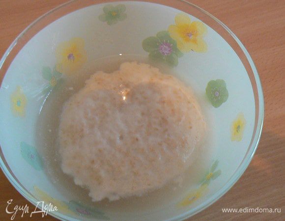 Дрожжи размешаем в теплой воде , добавим немного сахара