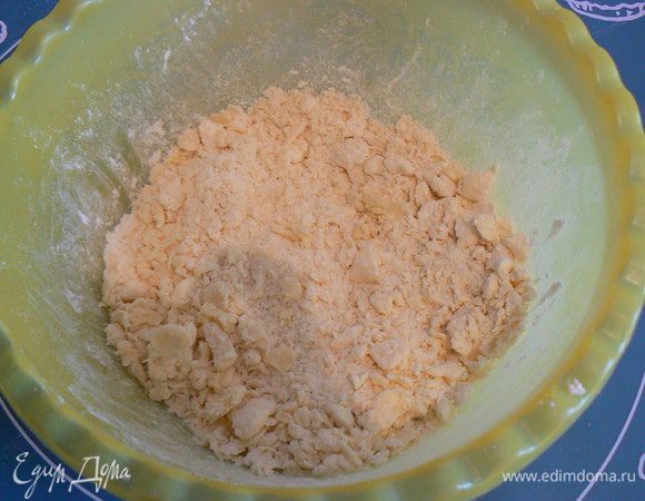 Маргарин порезать на кусочки, подсыпатьк нему немного муки и порубить ножом.