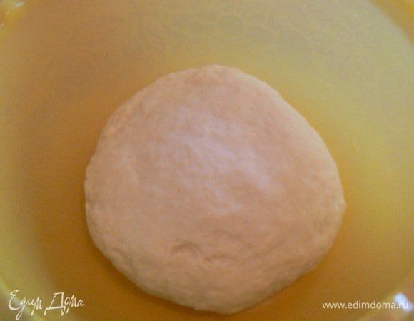 Добавить соль, сахар, перемешать.. Добавить воду с дрожжами и постепенно   добавлять муку, пока тесто перестанет липнуть к рукам. Старайтесь не «переборщить» с мукой, чтобы не получить тугое тесто. Тесто  должно быть мягкое и эластичное.