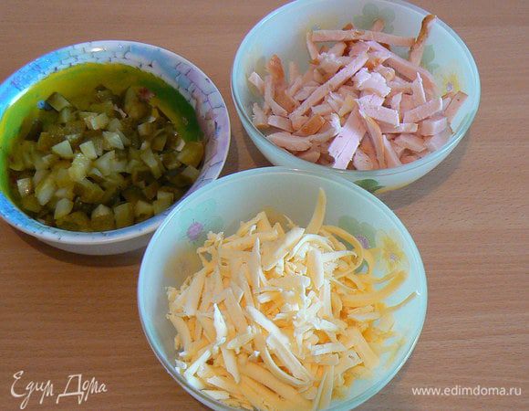 Готовим начинку: Огурчики можно заменить маринованным луком или оливками. Ветчину и огурцы порезатьна кусочки, сыр натеретьна тёрке.