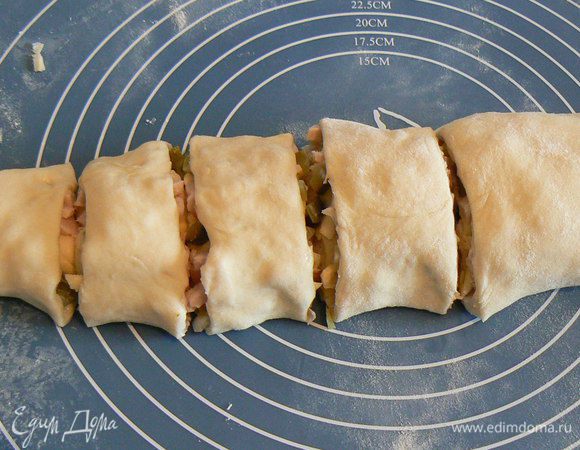 Теперь свернуть рулетом.

Нарезать рулет
