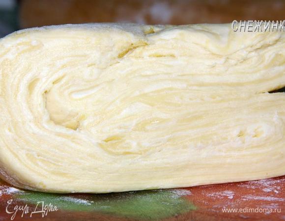 Приготовьте тесто по рецепту: http://www.edimdoma.ru/retsepty/32472-sloenoe-testo-svoimi-rukami-gotovim-doma. Либо возьмите 250–300 г покупного. Если вы делаете тесто сами, понадобится ровно половина.