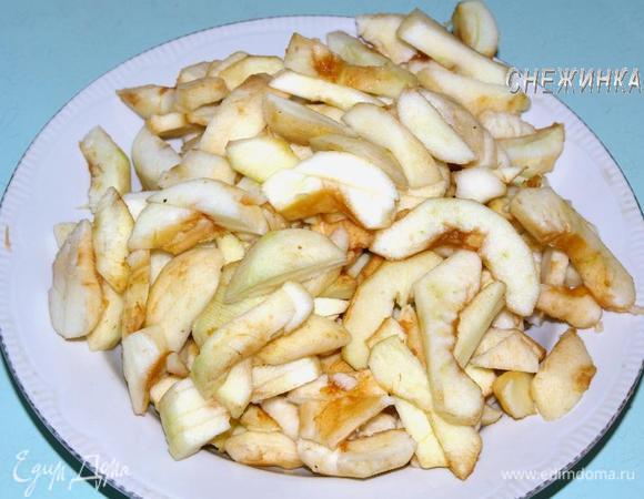 Займемся начинкой. Яблоки очистите от кожи и семян. Нарежьте тонкими дольками или соломкой.