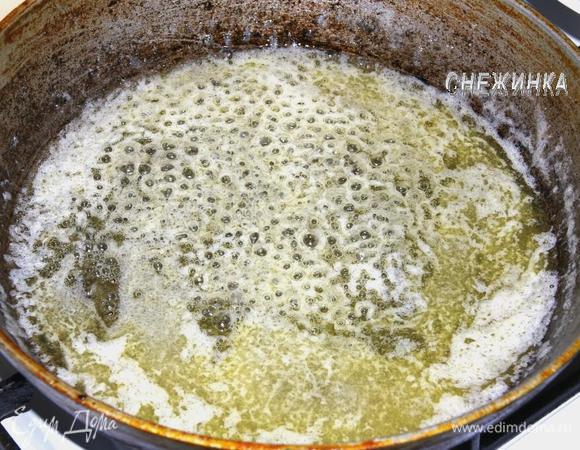 В сковороде разогрейте растительное и сливочное масло. Добавьте сахар, дайте ему раствориться.